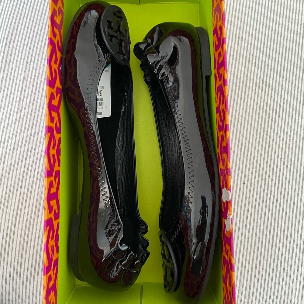 New in box “Tory Burch” flats